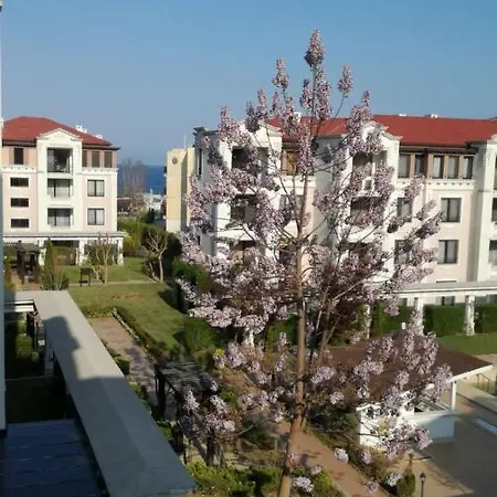 Green Life Yellow Apartment *