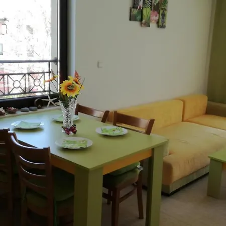 Apartment Green Life Yellow